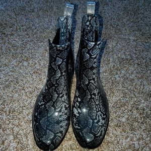 Snakeskin print rainboots